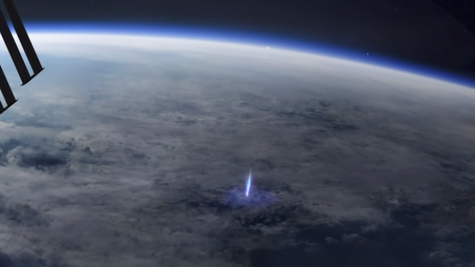 МКС засне Синя искра над Земята