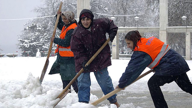 Повече от 160 работници почистват от сняг тротоарите в Русе