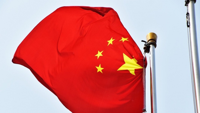 Не третирайте Китай като стратегически съперник, призова китайският посланик в САЩ