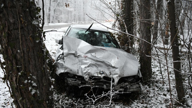 Зверска катастрофа на пътя Бяла – Ботевград, двама души са ранени