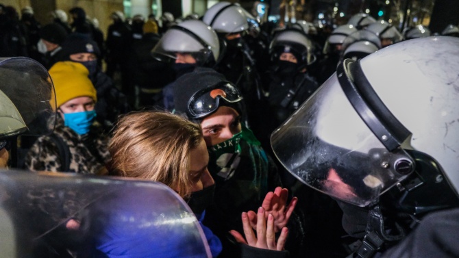 Поредна вечер на протести в Полша срещу почти пълната забрана на абортите