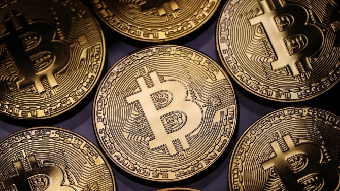Биткойнът поскъпна с 14%, след като Илон Мъск тагна валутата