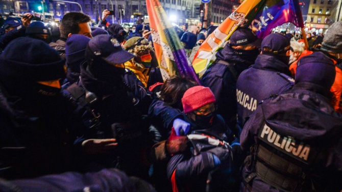 14 арестувани в Полша след протест във връзка с абортите