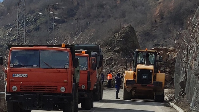 Георги Терзийски: Работи се внимателно по разчистване на срутището на пътя Своге - Ребърково  
