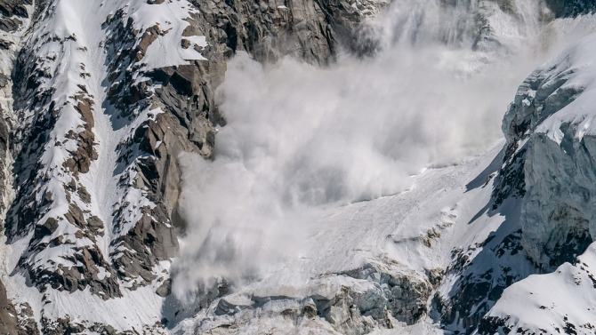 Опасността от лавини в планините продължава 