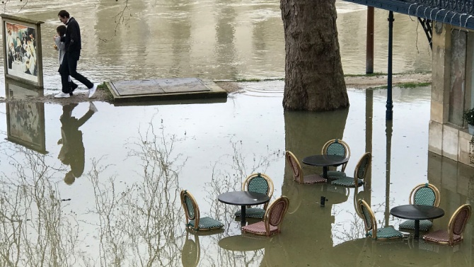 Предупреждение за наводнение в Париж, след като Сена излезе от коритото си