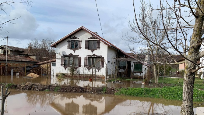Бедственото положение в село Димчево остава, всичко е под вода