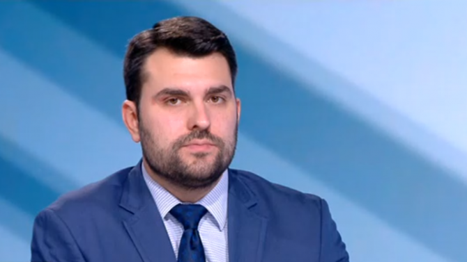 Георг Георгиев: Румен Радев разпъва политически чадър над Пламен Узунов 