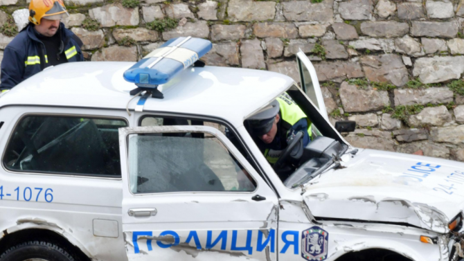 Двама са ранените полицаи при мелето с патрулка в София