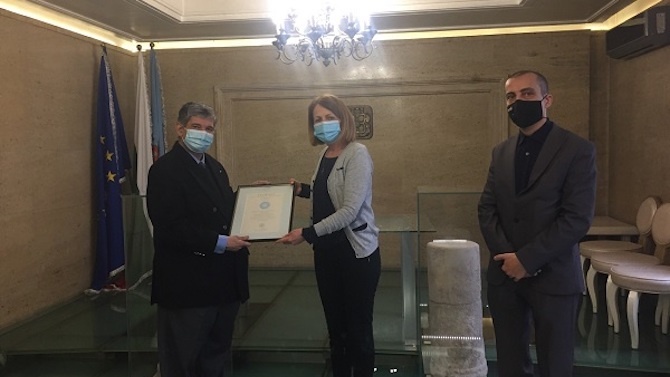 Кметът Фандъкова връчи грамота на д-р Максим Бенвенисти
