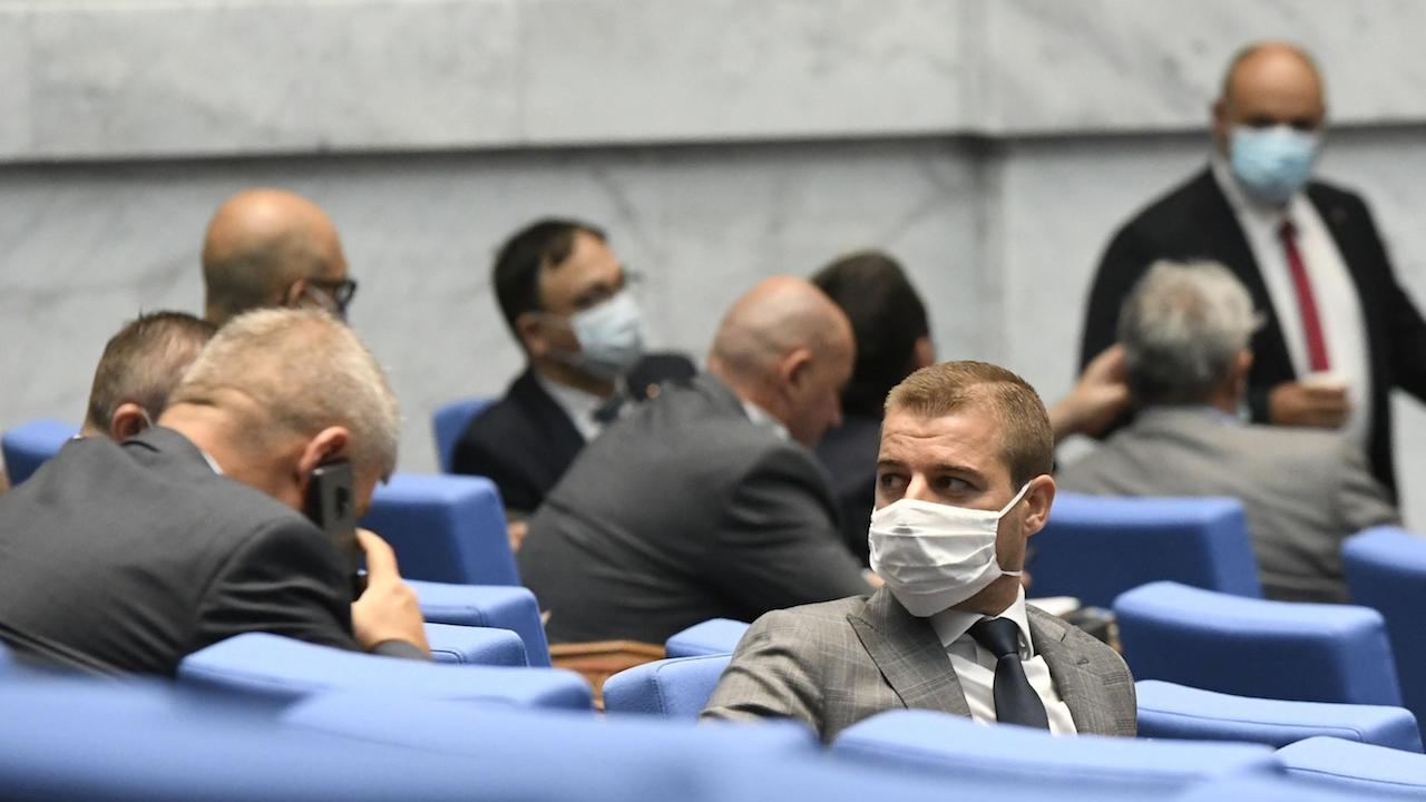 Лют скандал в парламента, изгониха Павел Шопов 