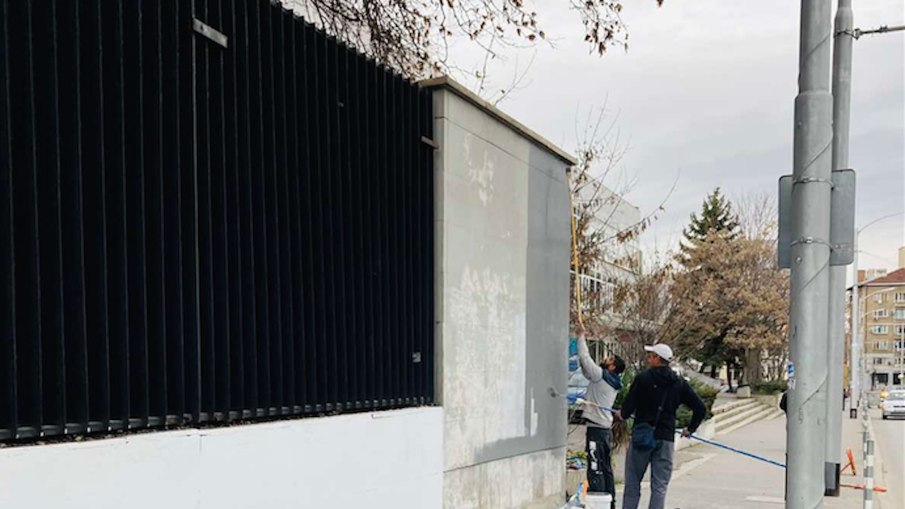 Столичният инспекторат премахва надписи на езика на омразата от сгради в София