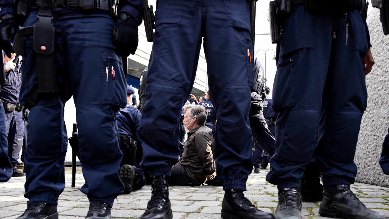 Демонстранти кръстосват центъра на Виена въпреки забраната