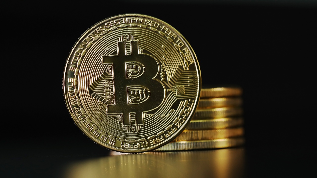 Биткойнът доближи прага от 50 000 долара