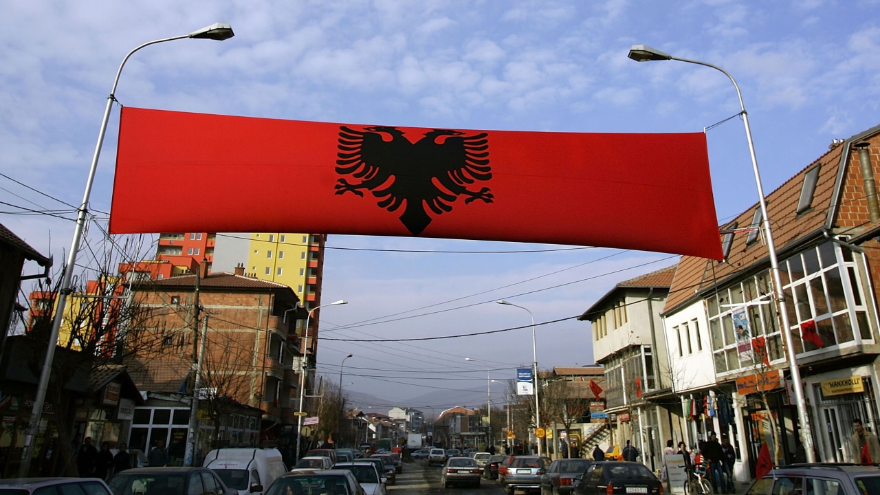 Танци и албански знамена в Прищина