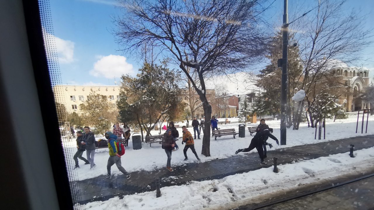 Опасни игри: Тийнейджъри замерят трамваи със снежни топки