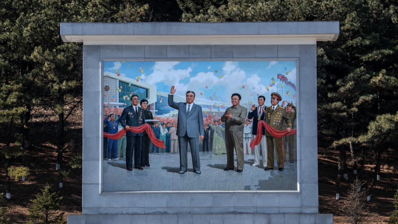 Северна Корея отбеляза годишнина от рождената дата на покойния лидер Ким Чен-ир
