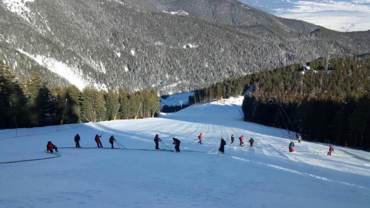 30 смолянски алпийци  участват в подготовката и провеждането на състезанията от световния ски календар в Банско