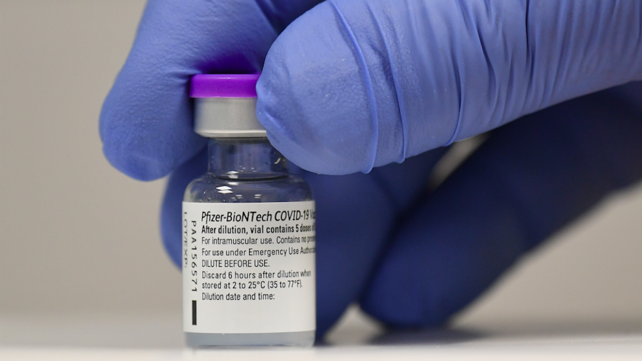 Учени призоваха: Забавете втората доза от ваксината на "Пфайзер"
