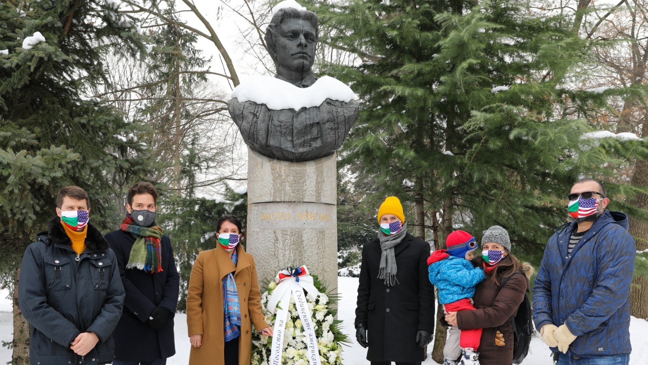Херо Мустафа положи цветя пред паметника на Васил Левски