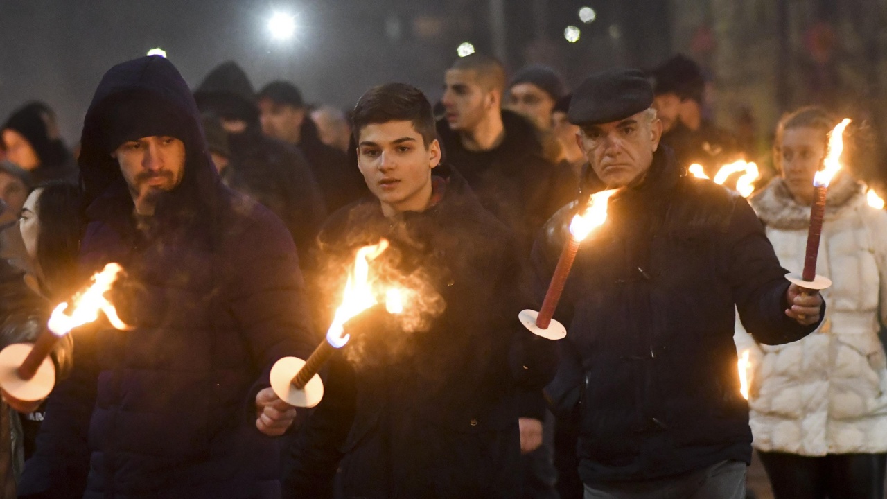 Стотици се включиха във факелното шествие в Ловеч и почетоха паметта на Васил Левски 
