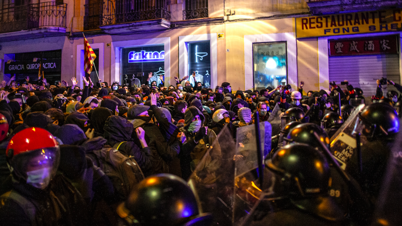 Поредна нощ на протести в Испания заради осъждането на рапър