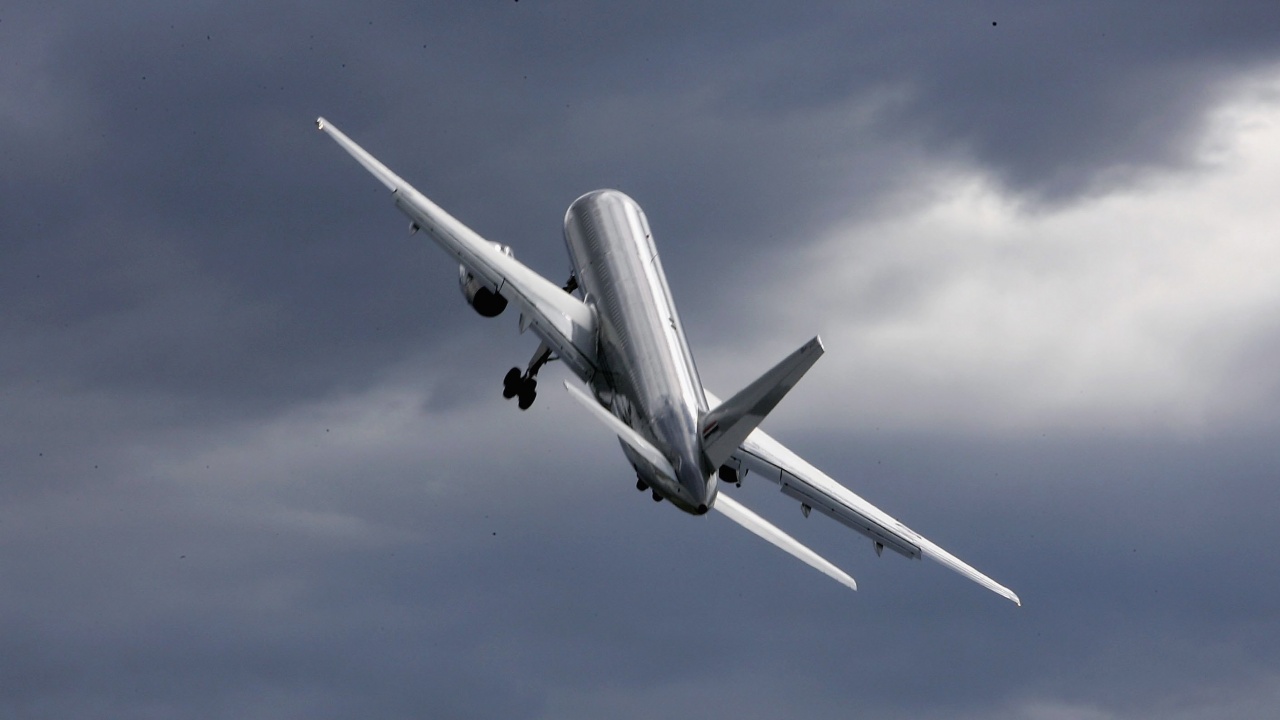 "Боинг" временно приземява всички самолети от модела 777