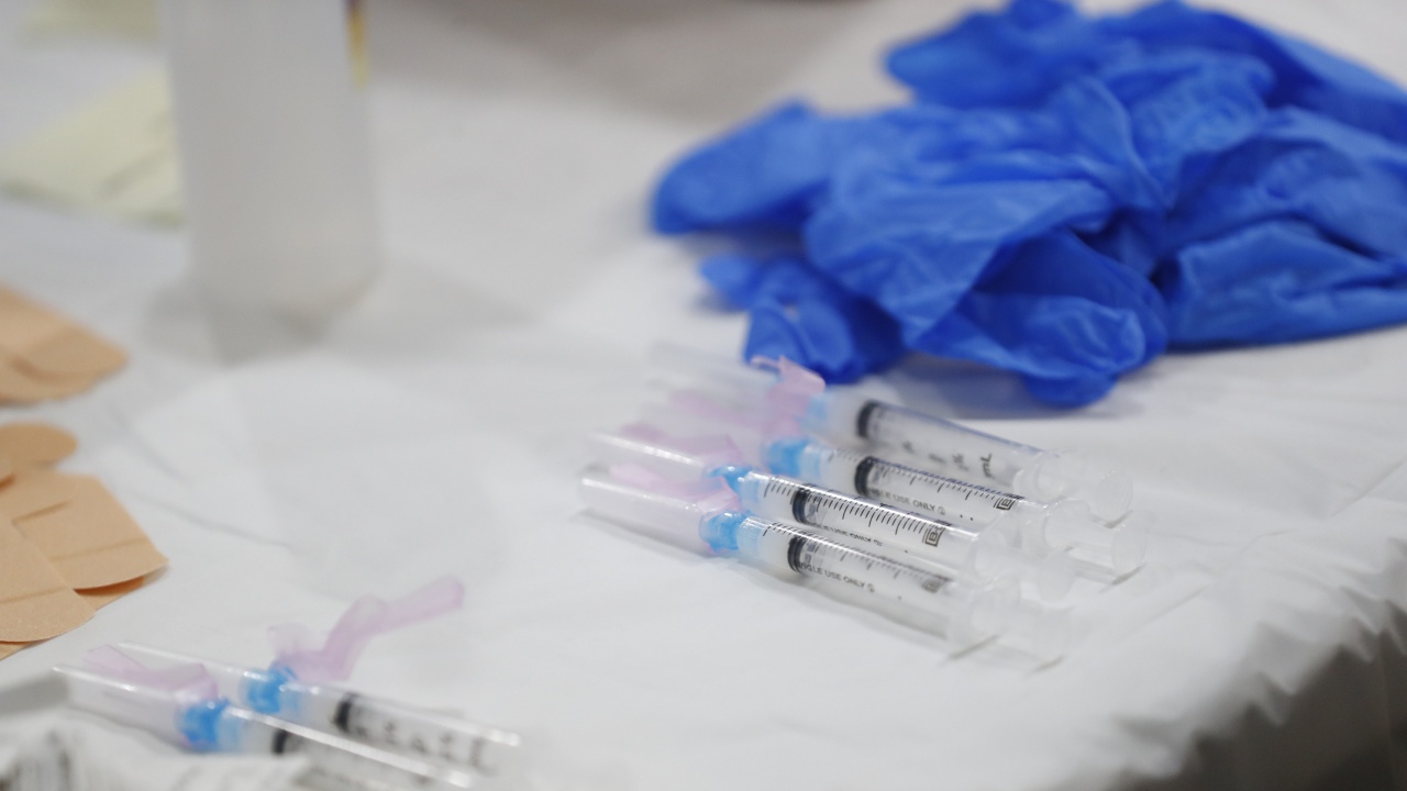 Хонконг постави официално началото на ваксинацията срещу COVID-19