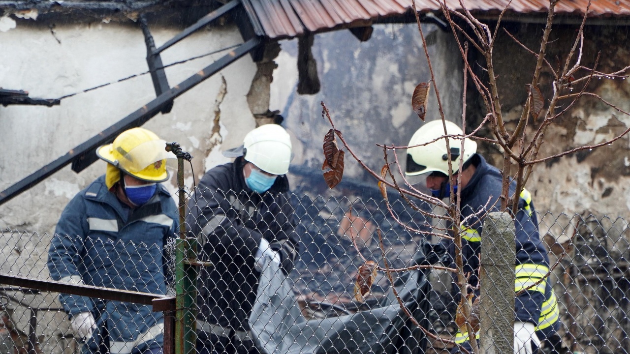 Мъж опита сам да се справи с пожар в дома си и загина 