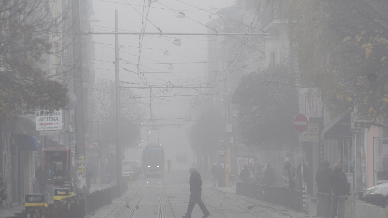Мъгла забули София тази сутрин, мият улиците