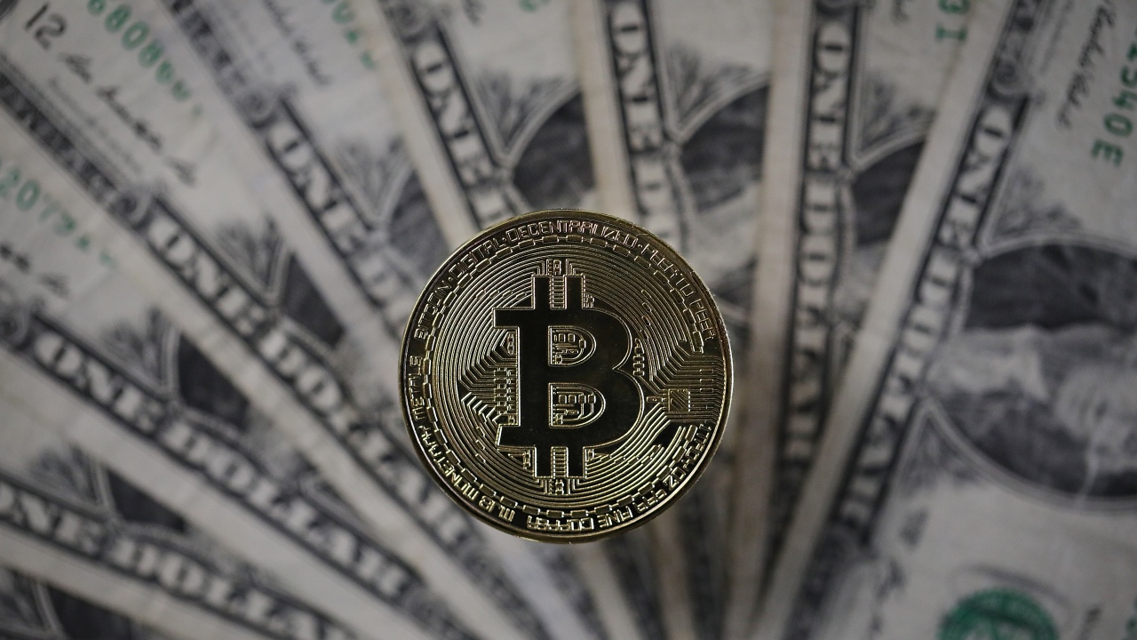 Биткойнът поевтиня рязко