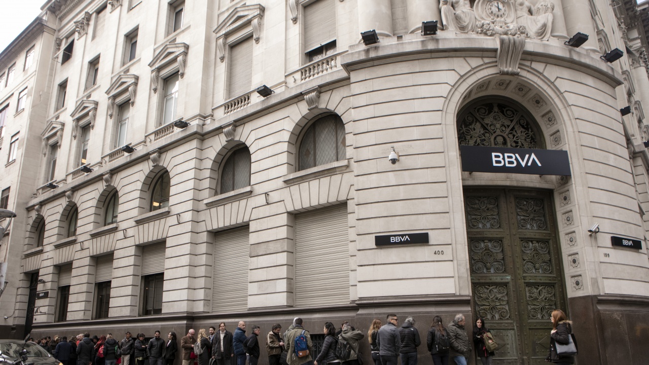 Банка BBVA планира да съкрати 3000 свои служители в Испания