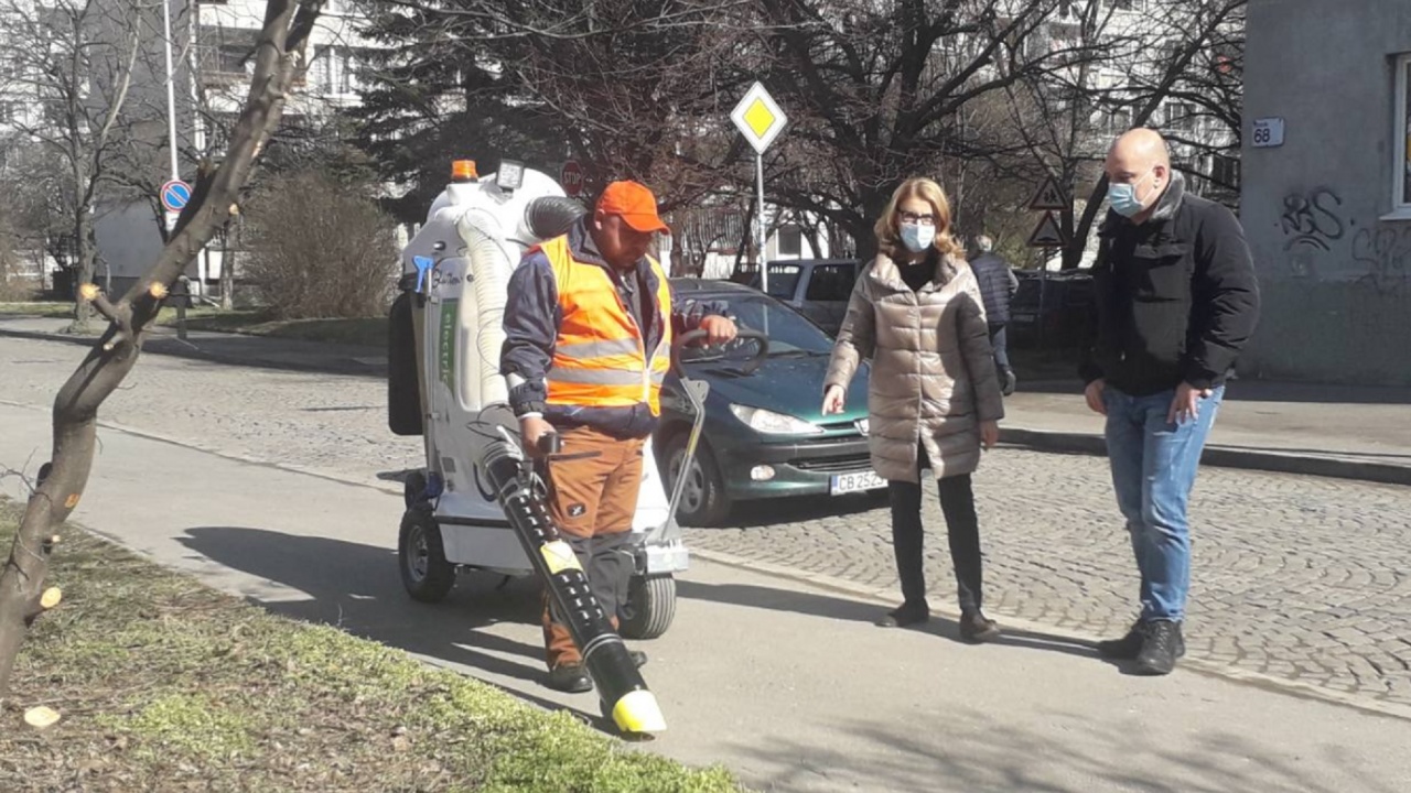 Първите електрически машини за почистване на тротоари в София вече работят