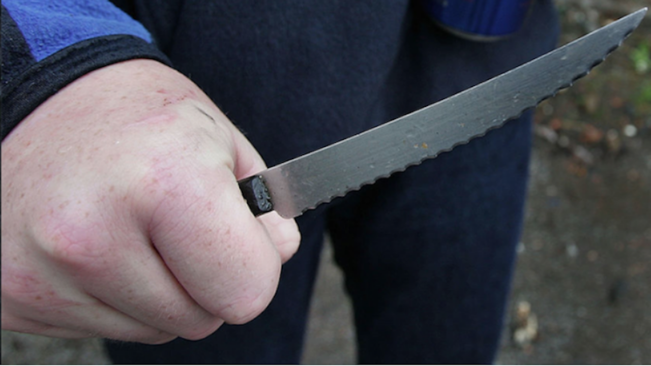 Забиха нож в шията на 14-годишен в Пещера, лекари се борят за живота му