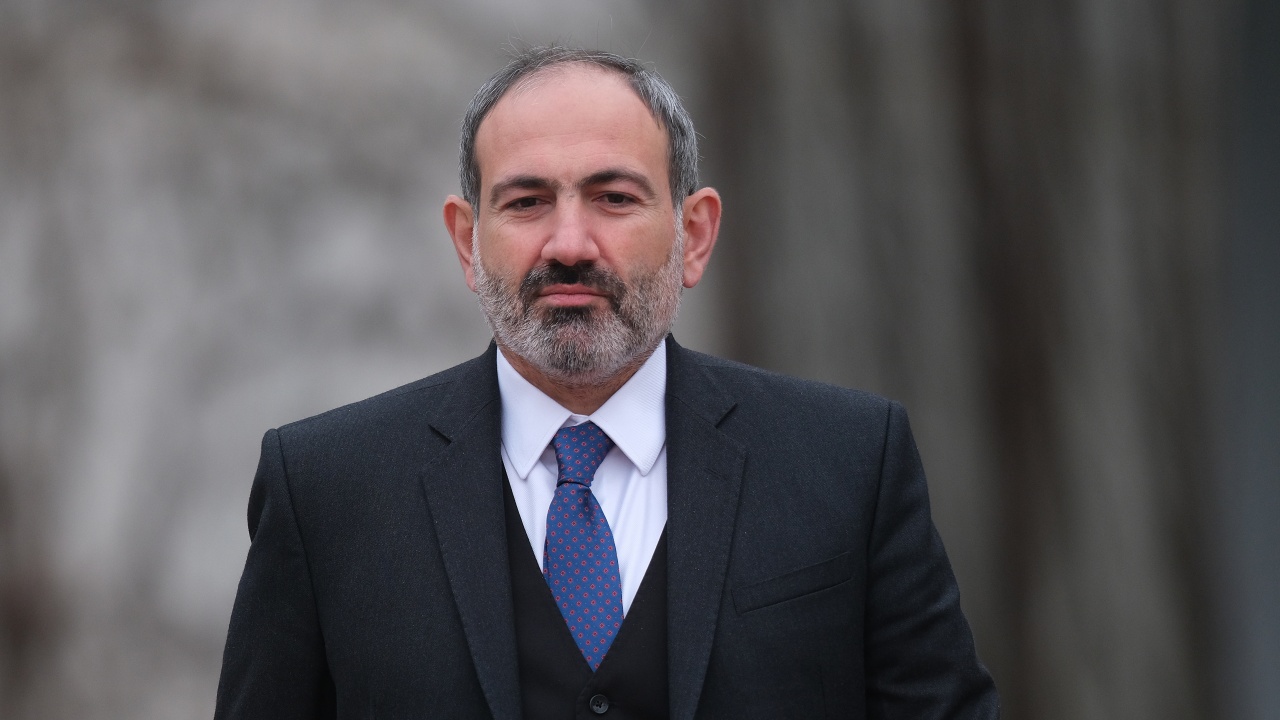 Арменският премиер натири топвоенни