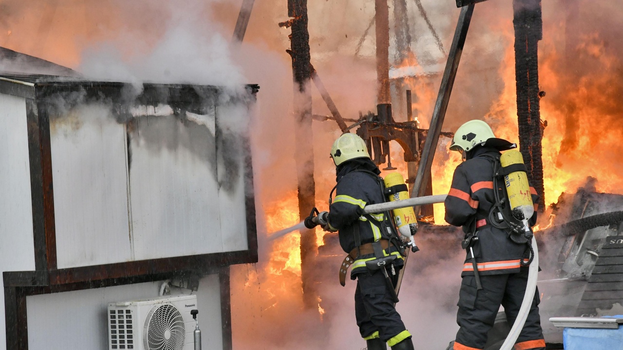 Мъж е с изгаряния след пожар в Момчилград 