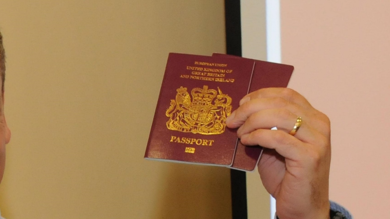 Има или не съпругата на Християн Мицкоски български паспорт?