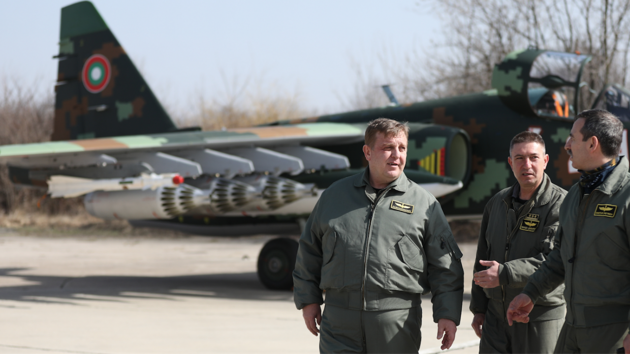 Министърът на отбраната лично се увери във възможностите на ремонтираните самолети Су-25