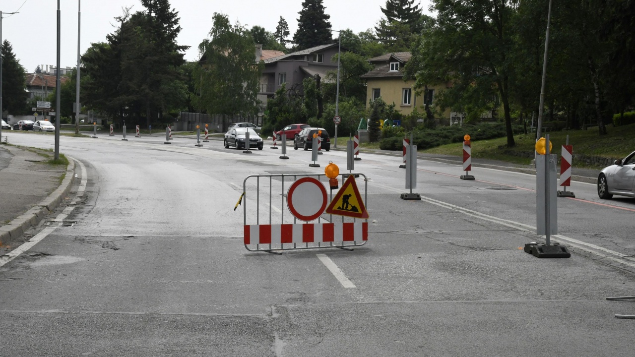 Тежки камиони рушат основния път в пернишкото село Кладница