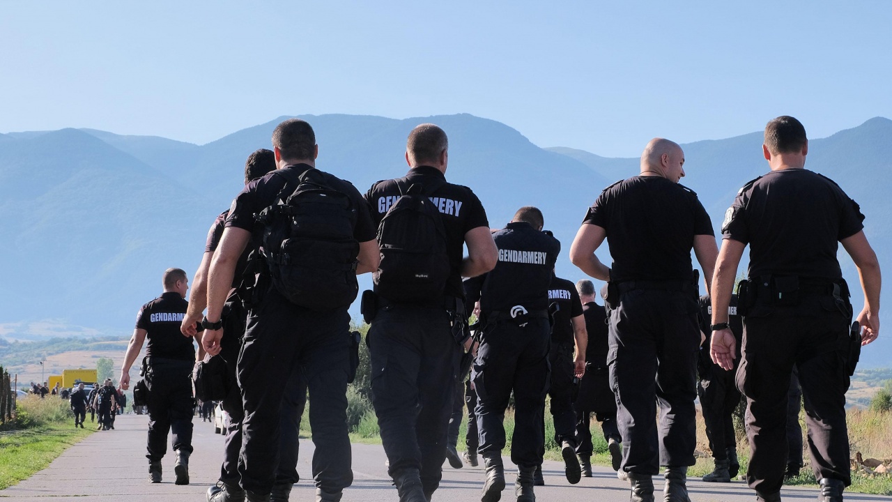 Полицаи обсадиха блока на изчезналия преди седем месеца Янек Миланов от Дупница