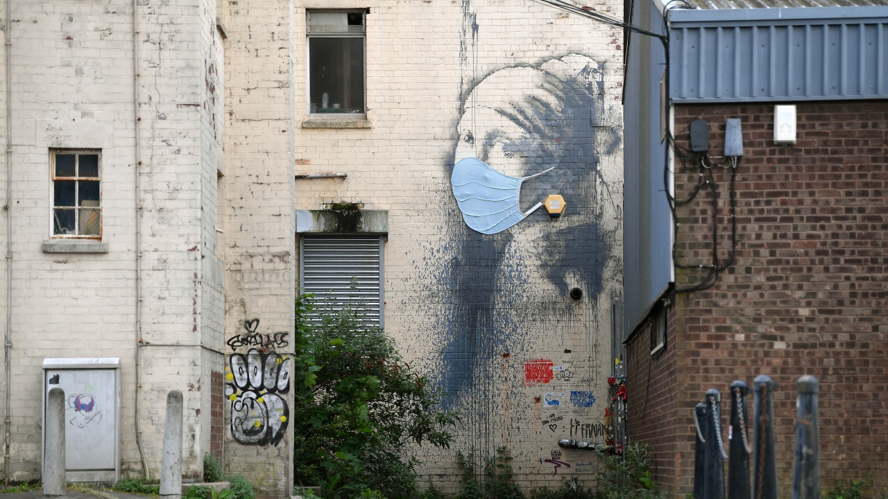 Ново графити на Банкси се появи върху стена на затвор в Англия