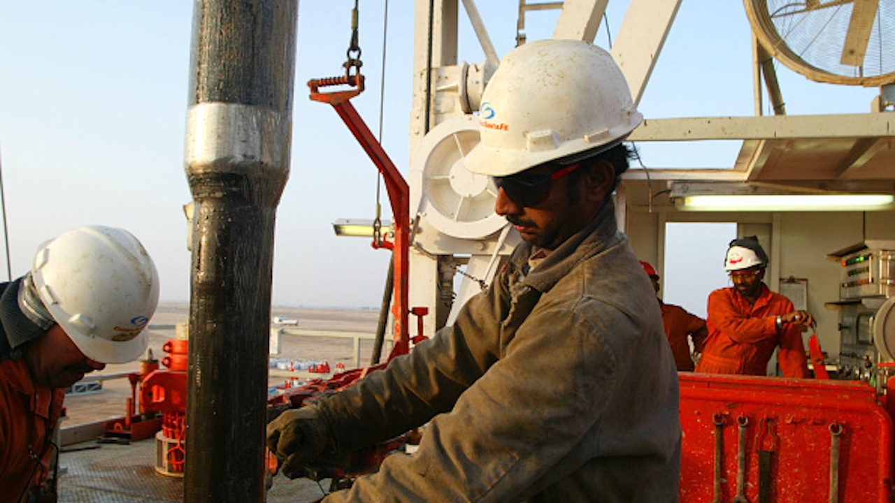 Петролът поскъпва с 5% след изненадващо решение на "ОПЕК+" да запази производството непроменено 