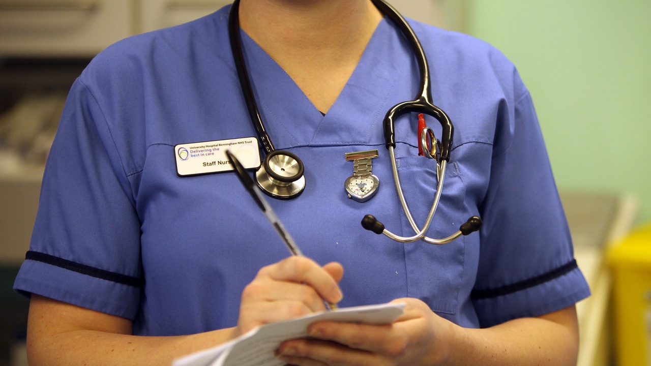Гневни реакции след 1% ръст на заплатите на медицинските работници във Великобритания
