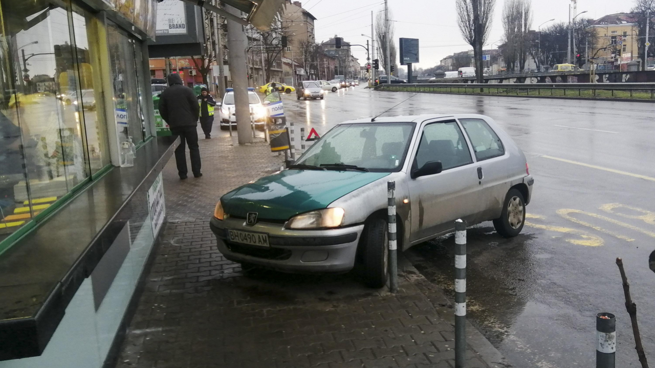Шофьор качи колата си на тротоара на бул. "Сливница" в София