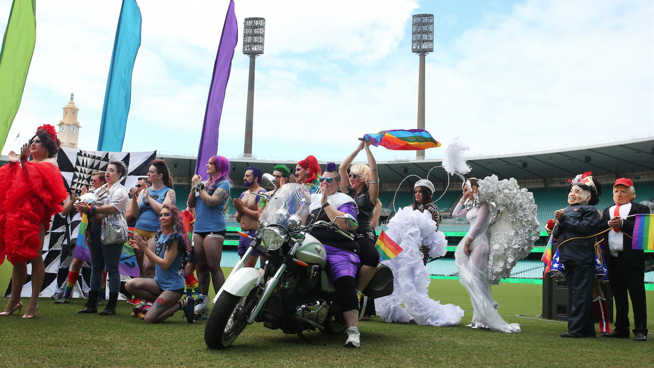 Традиционният гей парад в Сидни се проведе на стадион вместо в центъра на града