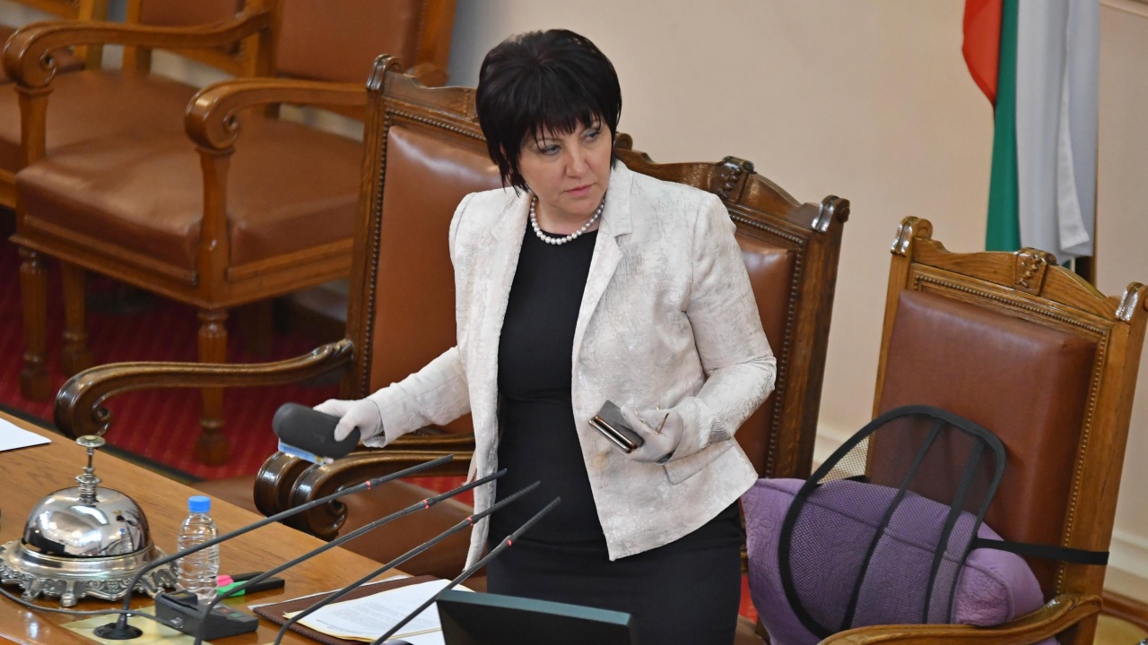 Караянчева открива предизборната кампания на живо във Фейсбук