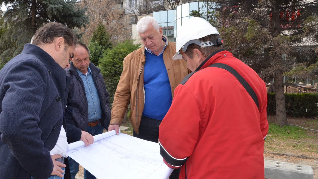 Кметът на Пловдив инспектира строителството на подлеза "Модър - Царевец"
