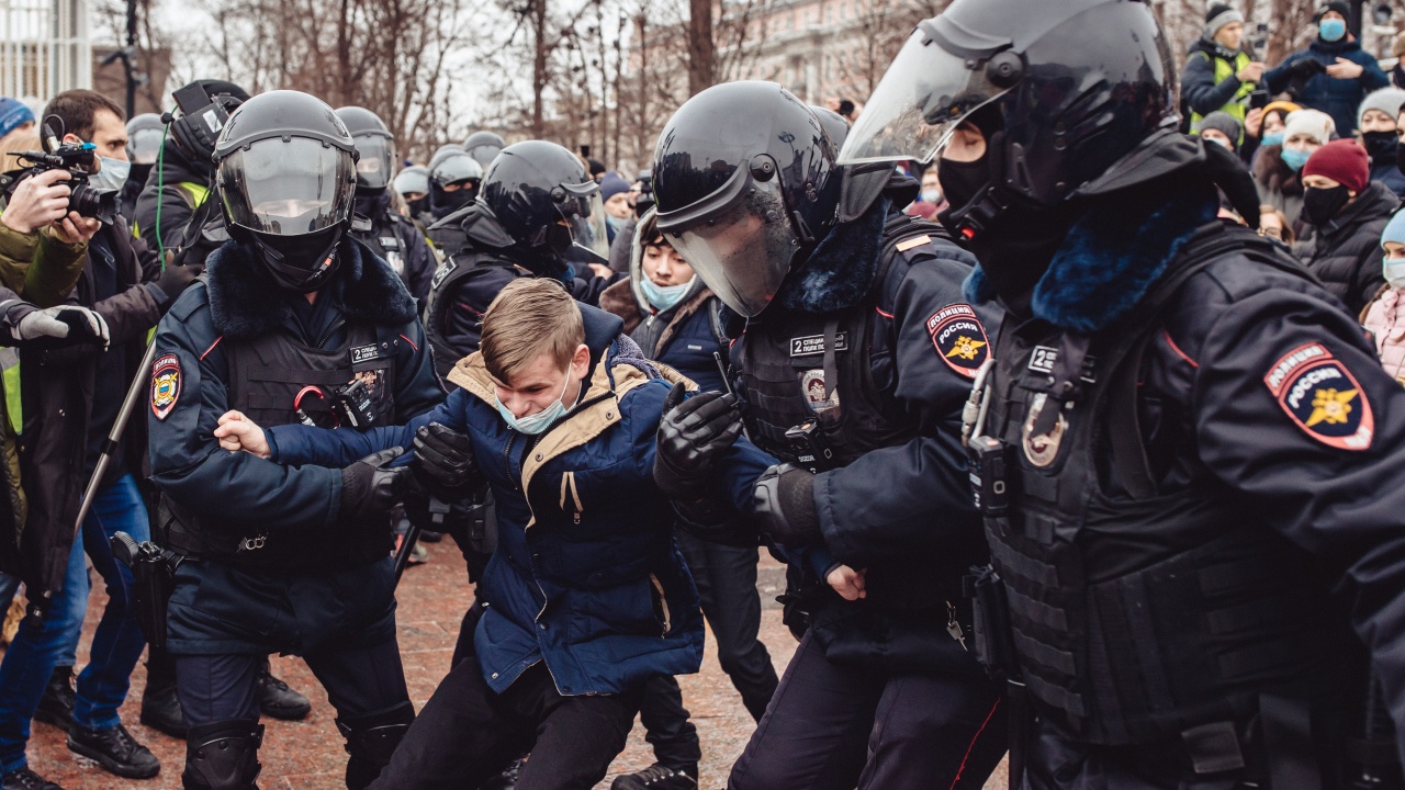 Руските власти арестуваха десетки участници в политически форум на опозицията