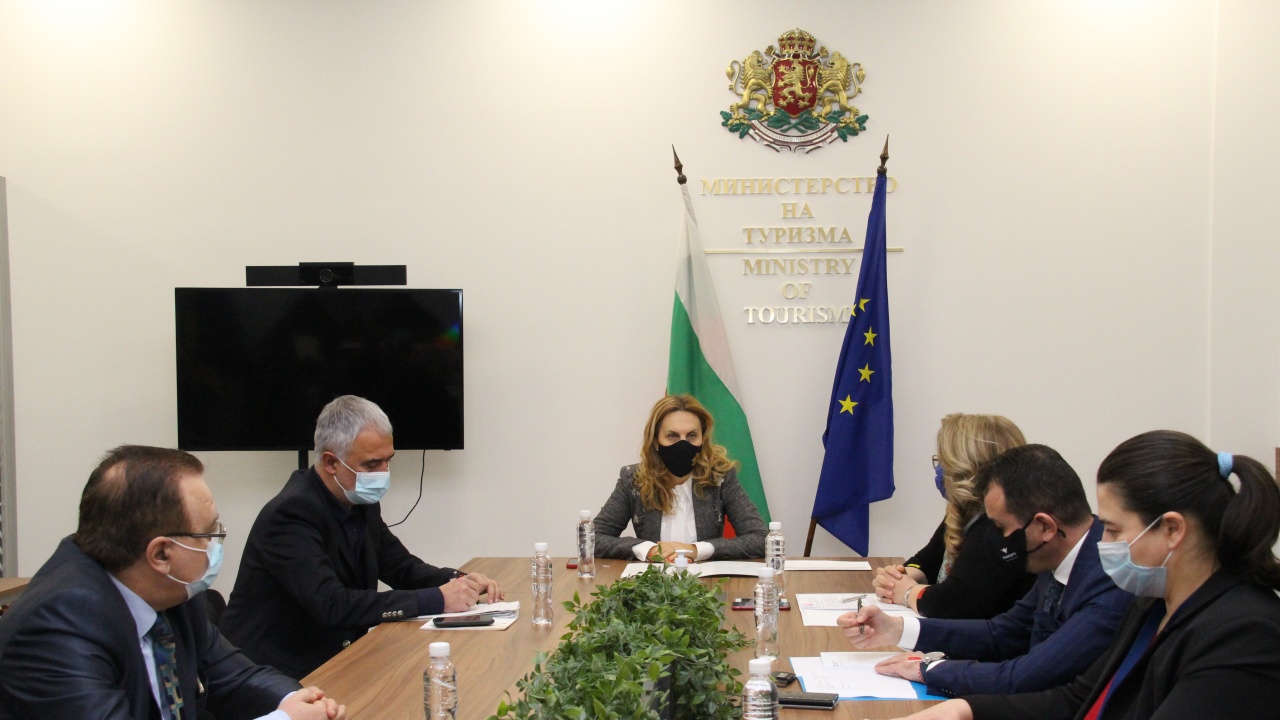 Марияна Николова проведе работна среща с Българската хотелиерска и ресторантьорска асоциация и Българската банка за развитие