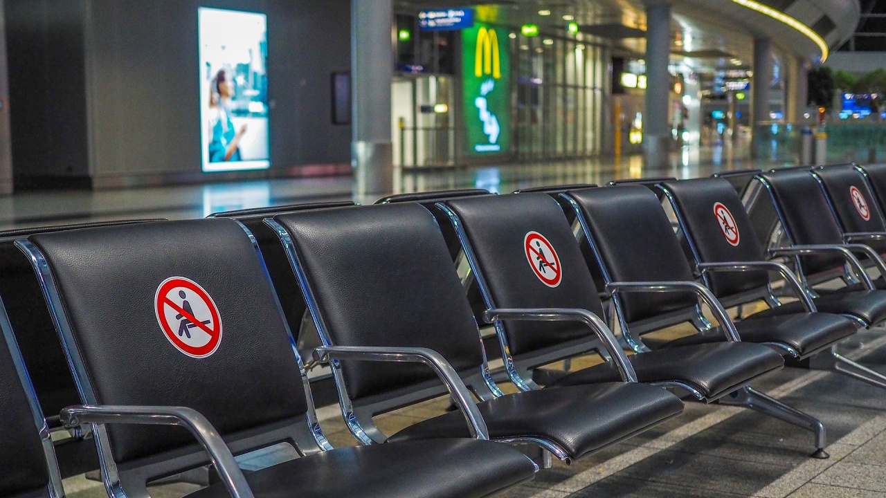 Пътници живеят в транзитната зона на летище от седмици заради COVID мерките